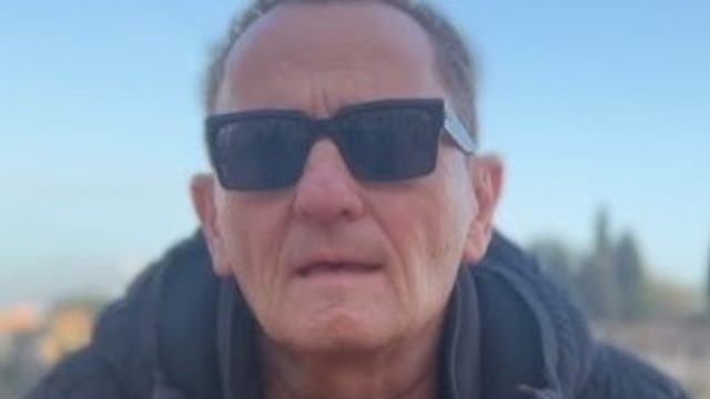 “Mamma è in fin di vita..” L’attore italiano interrompe il tour: spero capirete