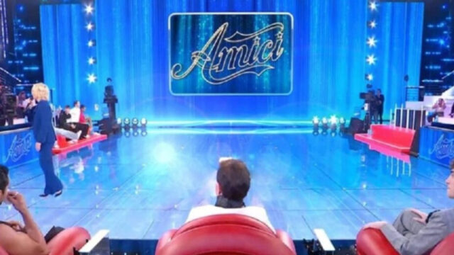 “Non stiamo più insieme” Amore al capolinea per l’amatissima coppia di Amici, il pubblico ancora non ci crede: storia finita 