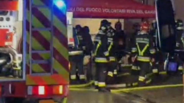 Fulmine colpisce una palazzina e provoca un incendio: ci sono famiglie intrappolate all’interno. La situazione è seria