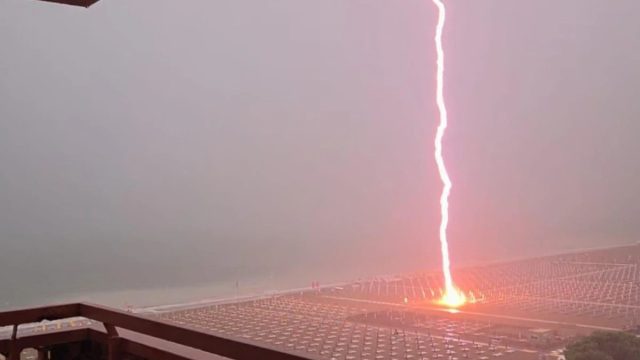 Dramma al mare, cade un fulmine sulla spiaggia dei Vip: panico tra i presenti