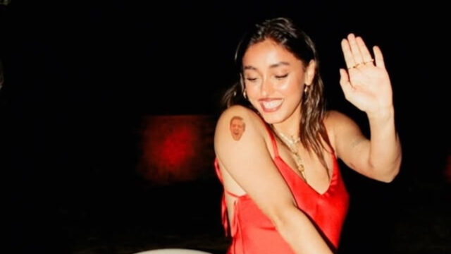“Una dolce vacanza” Giulia Stabile sorpresa a Porto Cervo in compagnia del cantante e del figlio vip
