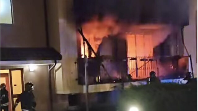 Devastante incendio in un appartamento, il bilancio è gravissimo