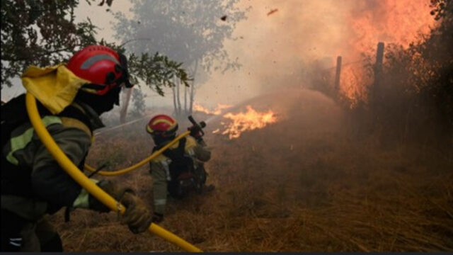 Incendio devastante nella regione, migliaia di persone evacuate mentre i vigili del fuoco combattono le fiamme
