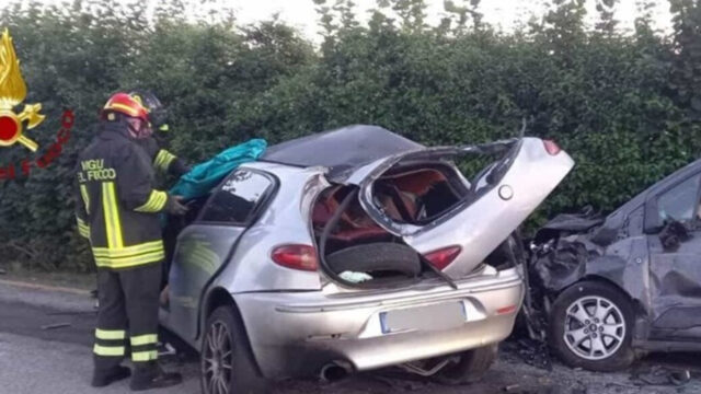 Violento schianto frontale tra due auto, impatto devastante, il bilancio è straziante