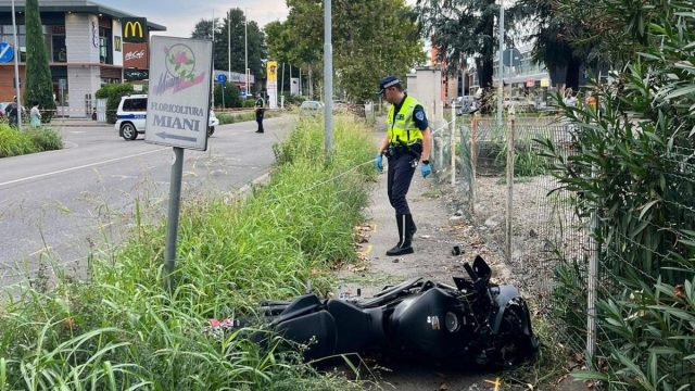Gravissimo incidente stradale, l’impatto non ha lasciato scampo alla vittima: traffico bloccato