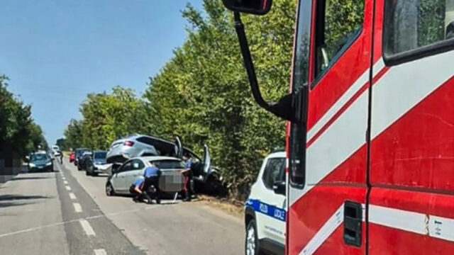 Drammatico incidente sulla provinciale, due auto si sono scontrate violentemente: soccorsi costretti ad intervenire