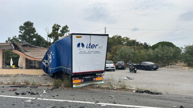 Incidente mortale sulla statale, traffico bloccato e scene di disperazione tra i presenti 