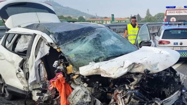 Spaventoso schianto in autostrada, auto con a bordo quattro persone distrutta