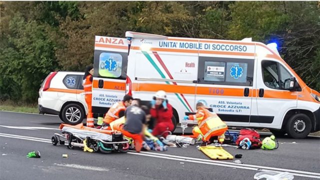 Schianto devastante tra auto e moto, il bilancio è tragico