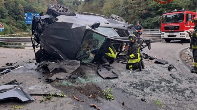 Tragico incidente stradale: un’auto precipita per 20 metri e si ferma su un ponte dopo un volo drammatico, la situazione è seria
