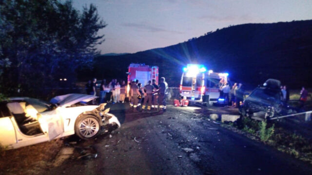 Drammatico incidente tra due auto: a bordo un bambino di 2 anni. La situazione è straziante