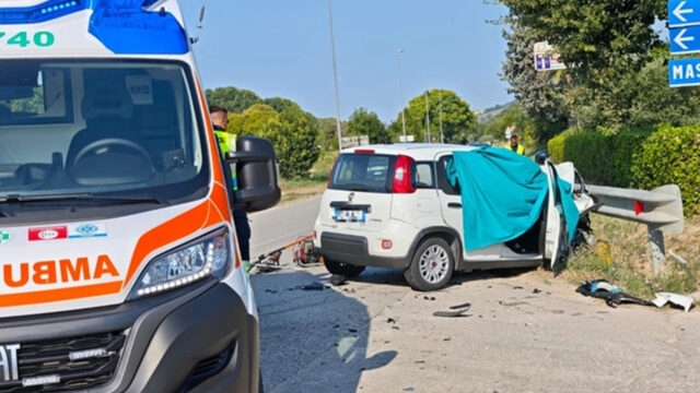 Violento scontro tra auto e camion, una donna è rimasta intrappolata tra le lamiere: l’epilogo è tragico 