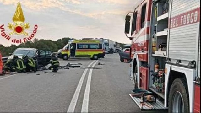 Violento scontro frontale tra due auto, la situazione è seria 