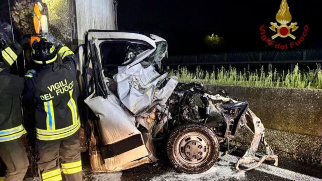 Violento tamponamento in autostrada tra due furgoni, il bilancio è tragico