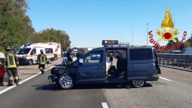 Schianto in tangenziale: auto contro il guard rail mentre andavano in vacanza, bilancio straziante
