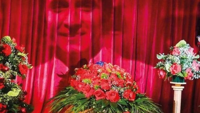 “Una vergogna” Bufera sulla conduttrice italiana, il gesto davanti la bara di Pippo Baudo fa infuriare tutti