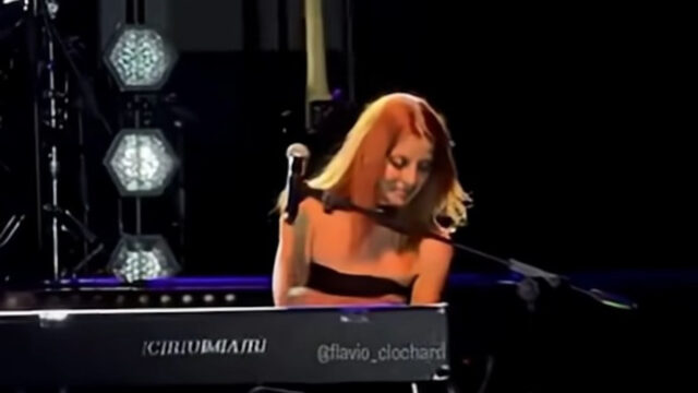 “Fermate tutto” La cantante italiana costretta ad interrompere il concerto: cosa è successo 