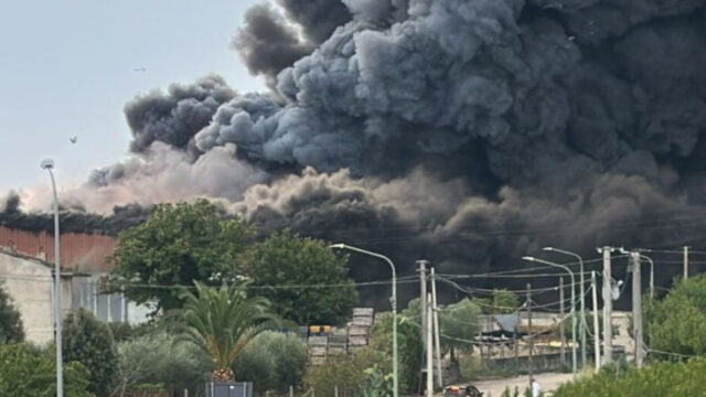 Spaventoso incendio colpisce la città italiana, divampano fiamme e una gigantesca nube nera 