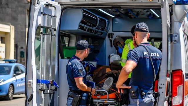 Travolti da un’auto contromano, drammatico incidente stradale