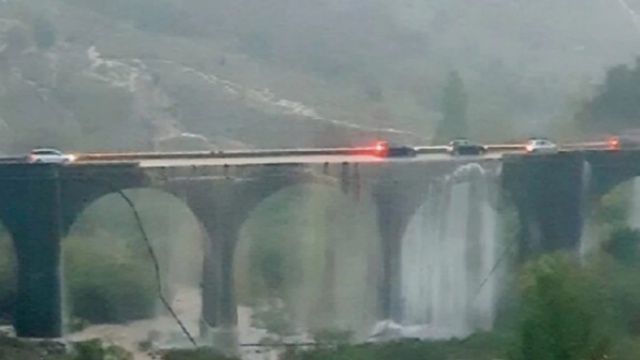 “Come il Ponte Morandi” terrore e panico nella strada italiana, cede la struttura del ponte mentre passano le auto. Dov’è successo