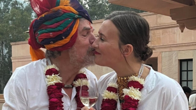Secondo matrimonio per il famosissimo, lui 81 anni lei 45: nozze celebrate in India 